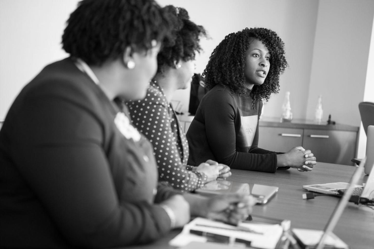 Arbeitsplatz mit Finanzanalyse-Tools und Notizen