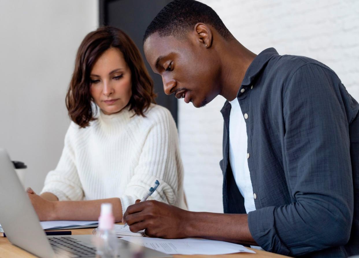 Teilnehmer analysiert Finanzdaten am Bildschirm